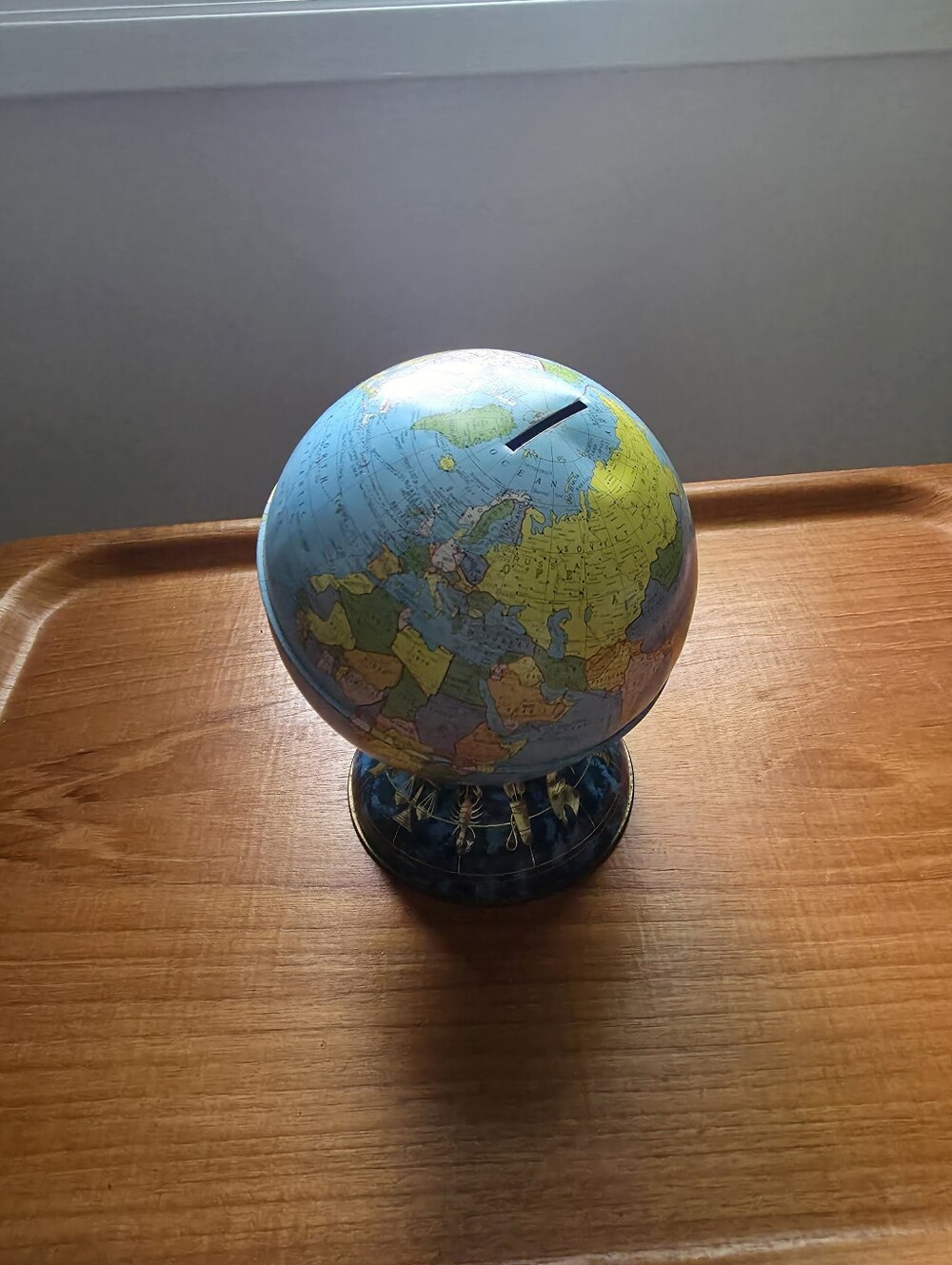 Sweet vintage tin globe. This is a vintage 1960s Ohio Art Co. tin